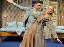 Łóżko pełne cudzoziemców